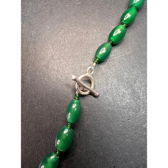 Green onyx beaded necklace with sterling silver toggle clasp - Picture 10 of 16